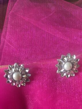 Pearl Center Floral Crystal Clip On Earrings - White Pearl